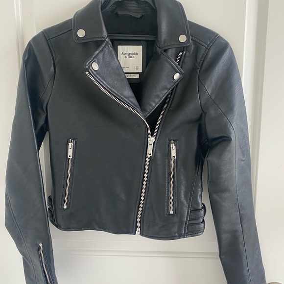 Abercrombie & Fitch Vegan Leather Jacket Cropped - Picture 4 of 9